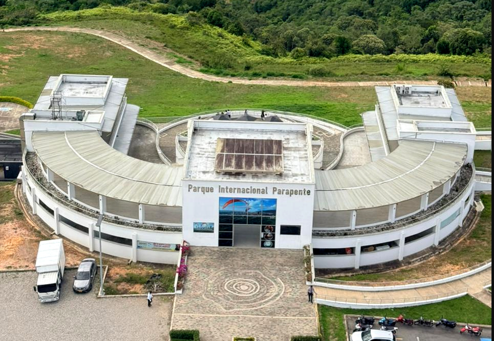 Vuelo en parapente sobre la Mesa de Ruitoque, Bucaramanga